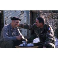 Le propriétaire bosniaque des lieux où sont installés les soldats du 21e RIMa offre le café à ces derniers.
