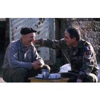 Le propriétaire bosniaque des lieux où sont installés les soldats du 21e RIMa offre le café à ces derniers.