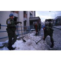 Des soldats russes déblaient la neige devant le quartier général russe de la FORPRONU de Sarajevo.