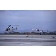 Deux hélicoptères Gazelle survolent les pistes du DETALAT de Split.