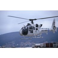 Un hélicoptère Gazelle survole les pistes du DETALAT de Split.
