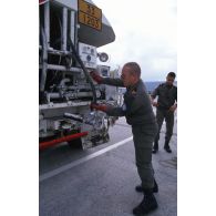 Un caporal-chef prépare les pleins d'essence des hélicoptères stationnés au DETALAT de Split.