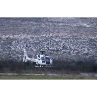 Un hélicoptère Gazelle survole les pistes du DETALAT de Split.