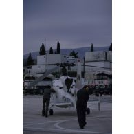 Des mécaniciens de piste déplacent un hélicoptère Gazelle du hangar vers la piste du DETALAT de Split.