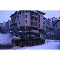 Un char T-55 serbe manoeuvre dans une rue de Sarajevo.