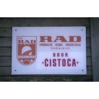 Le logo de l'entreprise RAD, chargée de l'enlèvement des ordures à Sarajevo.
