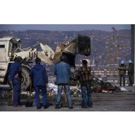 À Sarajevo, un capitaine surveille le ramassage des ordures.