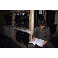 Un soldat français liste les armes en dotation au PC enterré du PTT Building de Sarajevo.