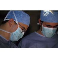 Opération chirurgicale d'une civile bosniaque atteinte d'une tumeur au colon au bloc médical du PTT Building de Sarajevo.
