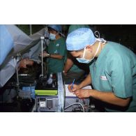 Opération chirurgicale d'une civile bosniaque atteinte d'une tumeur au colon au bloc médical du PTT Building de Sarajevo.
