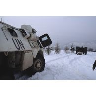 Un VAB de l'ONU est stationné près d'un mortier serbe sur une colline des environs de Sarajevo.