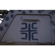 Symbole serbe sur un char de combat entreposé à Sarajevo.