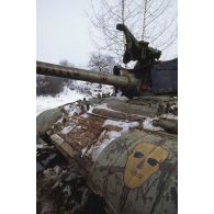 Char T-55 sur lequel les militaires serbes ont mis en place un dispositif de surblindage sommaire de briques.