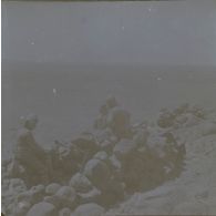 [Paardeberg]. Sur le sommet de Kitcheners'Koppe, tirailleurs abrités dans les blocs des rochers. [légende d'origine]