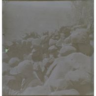[Paardeberg]. Sur le sommet de Kitcheners'Koppe, tirailleurs abrités dans les blocs des rochers. [légende d'origine]