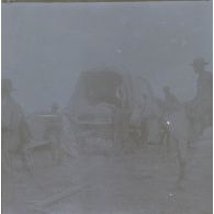 [Mission d'observation du chef de bataillon Albert d'Amade pendant la guerre du Transvaal : un chariot et des cavaliers].