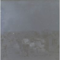 [Mission d'observation du chef de bataillon Albert d'Amade pendant la guerre du Transvaal : le déchargement des caisses de munitions].