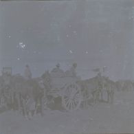 [Mission d'observation du chef de bataillon Albert d'Amade pendant la guerre du Transvaal : un convoi sur des chariots].