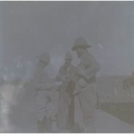 [Mission d'observation du chef de bataillon Albert d'Amade pendant la guerre du Transvaal : une réunion d'officiers].