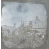 [Mission d'observation du chef de bataillon Albert d'Amade pendant la guerre du Transvaal : militaires autour d'un chariot].