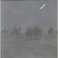 [Mission d'observation du chef de bataillon Albert d'Amade pendant la guerre du Transvaal : un groupe de lanciers à cheval].