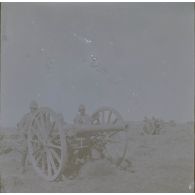 [Mission d'observation du chef de bataillon Albert d'Amade pendant la guerre du Transvaal : les servants autour d'un canon].