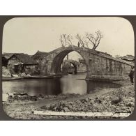 [Chine, 1870-1880. Pont au-dessus d'une rivière dans une ville chinoise non identifiée].