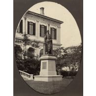 [Chine, 1887-1891. Une statue représentant un amiral devant un bâtiment].