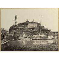 [Chine, 1887-1891. La ville de Chinkiang sur le Yang-Tsé-Kiang].
