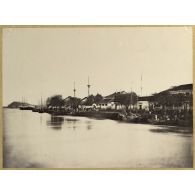 [Chine, 1887-1891. Une ville en bordure de rivière].