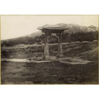 [La porte de Yeongeunmun sur la grande route de Chine, à un kilomètre au nord-ouest de Séoul (1890)].