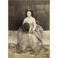[Portrait d'une jeune femme coréenne en costume traditionnel Hanbok].