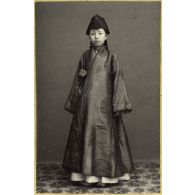 [Portrait d'une jeune femme coréenne en costume traditionnel].<br>