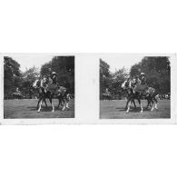 [Un cavalier et une cavalière en amazone dans un parc londonien].