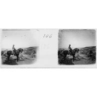 [Campagne des Dardanelles, 1915. Un soldat sur son cheval].