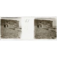 [Campagne des Dardanelles, 1915. Des pyramides de boulets de canon au pied du vieux mur de la forteresse de Sedd-Ul-Bahr].