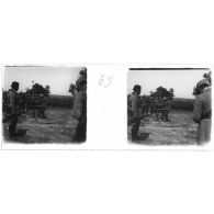 [Campagne des Dardanelles, 1915. Un groupe de soldats anglais, australiens et écossais autour d'une mitrailleuses montée sur pied].