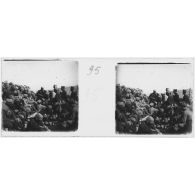 [Campagne des Dardanelles, 1915. Les soldats d'un régiment d'infanterie coloniale assis en attente].