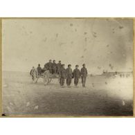 [Chine, 1888. Artilleurs de l'armée chinoise sur le terrain de manoeuvres du camp d'artillerie de Kiun Ling Tchang].