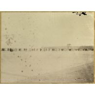 [Troupes d'artillerie de l'armée du Petchili sur le terrain de manoeuvre du camp d'artillerie de Kium Ling Tchang, le 9 janvier 1888].