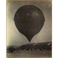 [Chine, 1888. Un ballon d'observation manoeuvré par des soldats d'une école militaire du Petchili, dans les environs de Tien-Tsin].
