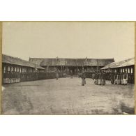 [Chine, 1888. Revue de l'armée impériale chinoise à l'intérieur du camp militaire de Kiun Ling Tchang dans les environs de Tien-Tsin].