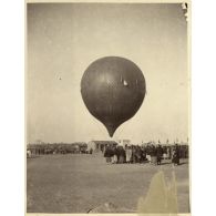 [Chine, 1888. Ballon d'observation manoeuvré par des soldats d'une école militaire de l'armée du Petchili (environs de Tien-Tsin)].