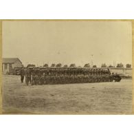 [Chine, 1888. Troupe d'infanterie de l'armée du Petchili en position de tir à l'intérieur du camp militaire de Kium Ling Tchang].