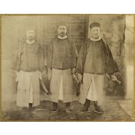 [Portrait de trois officiers de l'armée impériale chinoise vers 1888-1890].
