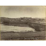 [Chine, 1887-1891. Panorama des enceintes et installations militaires du camp de l'armée du Peï Tchi Li].