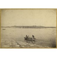 [Chine, 1887-1891. Une barque sur le Pei Ho, le fort de Takou à l'arrière-plan].