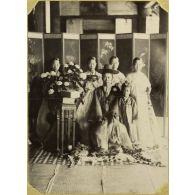 [Corée, 1870-1890. Portrait d'un notable coréen et de sa famille.]