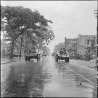 M8 de l'escadron blindé de l'Armée nationale vietnamienne défilant sous la pluie dans les rues d'Hanoï.