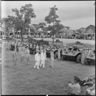 Le général Masson, représentant le général Cogny, et M. Huu Tri, gouverneur du Nord-Vietnam, accompagnés du général Van, général de l'Armée nationale vietnamienne, passent les blindés en revue.